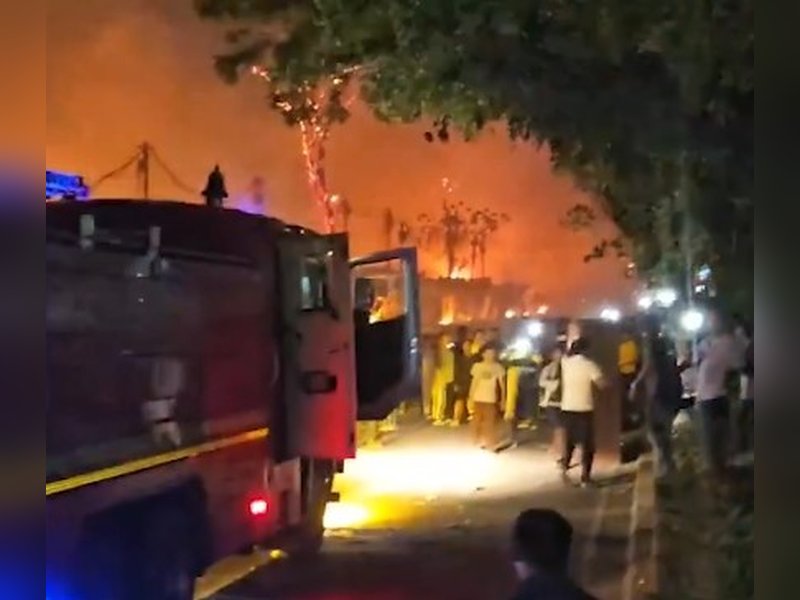 दिल्ली : शास्त्री पार्क फर्नीचर मार्केट में लगी भीषण आग, करोड़ों का सामान जलकर राख
