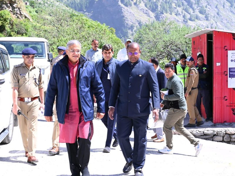 भारत-चीन सीमा से सटे गांव हर्षिल में स्थापित पोलिंग बूथ का मुख्य चुनाव आयुक्त ने किया निरीक्षण