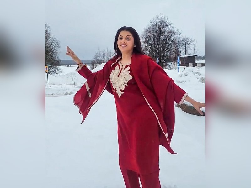 Bhagyashree 'beats the heat' with a romantic performance in Kashmir