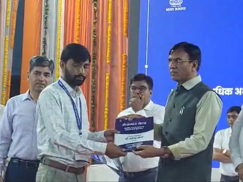 राजकोट में रोजगार मेले में युवाओं को मिले नियुक्ति पत्र, केंद्रीय मंत्री मनसुख मांडविया ने बढ़ाया उत्साह