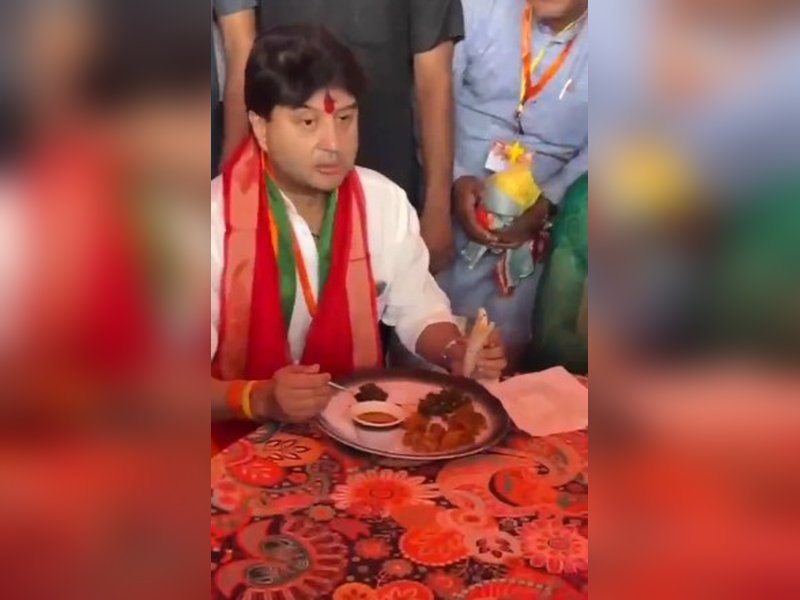 Union Minister Scindia shares heart-warming meal with party workers in Guna