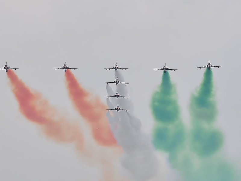 सूर्य किरण एयरोबैटिक टीम के 30 साल बेमिसाल, खुद एयरफोर्स चीफ उड़ा सकते हैं हॉक विमान