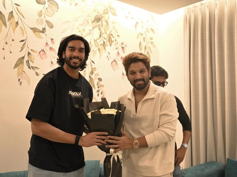 Venkatesh Iyer meets Allu Arjun, gifts a signed jersey to the Pushpa actor's son