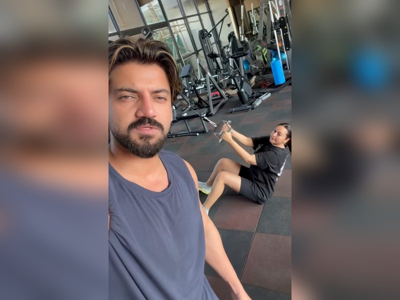 Sonakshi Sinha gets stuck in the middle of her workout, thanks to husband Zaheer Iqbal