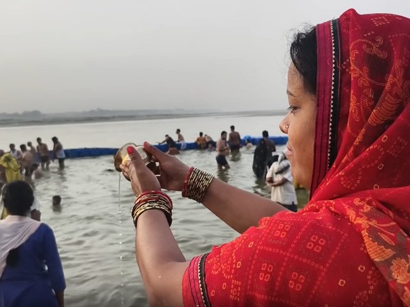 गंगा दशहरा के अवसर पर प्रयागराज और हरिद्वार में श्रद्धालुओं का सैलाब