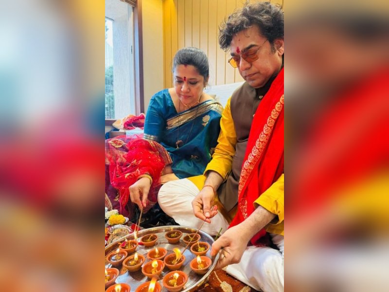 Ashutosh Rana pens heartfelt note for wife Renuka Shahane on 25th anniversary, couple exchange garlands