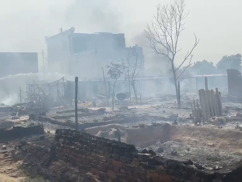 ग्रेटर नोएडा : झुग्गियों में भीषण आग, 20 से ज्यादा झुग्गियां जलकर राख, बाल-बाल बचे लोग