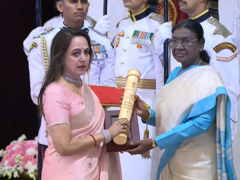 राष्ट्रपति भवन में 'पद्म अवॉर्ड सेरेमनी', रोहित शर्मा पद्मश्री और धर्मेंद्र मरणोपरांत पद्म विभूषण से सम्मानित