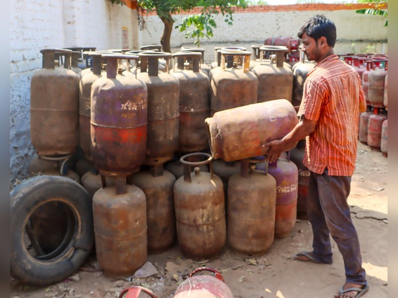 देश में ईंधन की आपूर्ति सामान्य, बीते चार दिनों में 1.72 करोड़ से अधिक एलपीजी सिलेंडर डिलीवर हुए : केंद्र