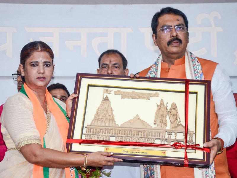 राजद महिला मोर्चा की प्रदेश अध्यक्ष रितु जायसवाल सैकड़ों कार्यकर्ताओं संग भाजपा में शामिल 