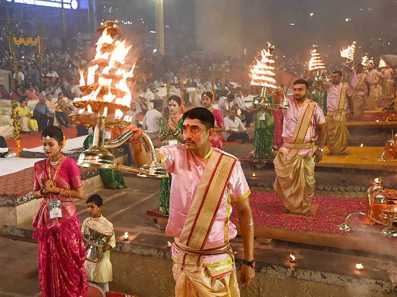 वाराणसी: 64 दिन बाद दशाश्वमेध घाट पर लौटी गंगा आरती, जलस्तर घटने से 84 घाटों का संपर्क बहाल
