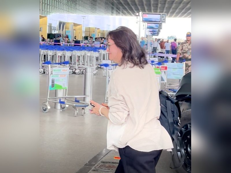 Sunny Deol and wife Pooja Deol make a rarest of the rare public appearance at the airport
