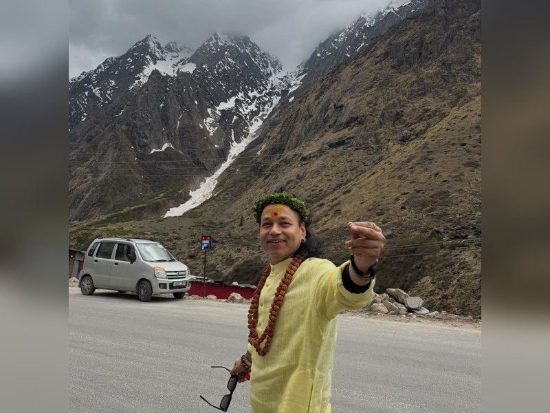 After Kedarnath, Kailash Kher takes blessings at Badrinath