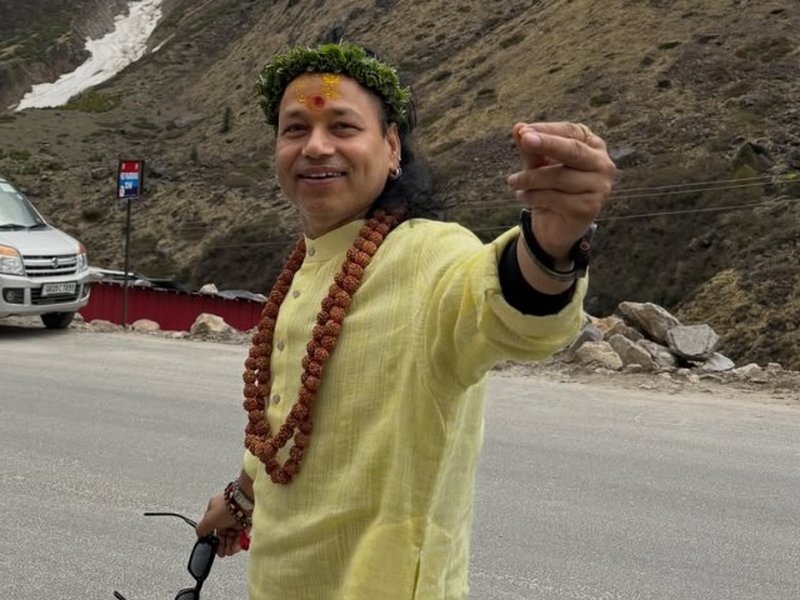 रुद्राक्ष की माला और माथे पर चंदन लगाए बद्रीनाथ धाम पहुंचे कैलाश खेर, यात्रा की तस्वीरें साझा कीं 