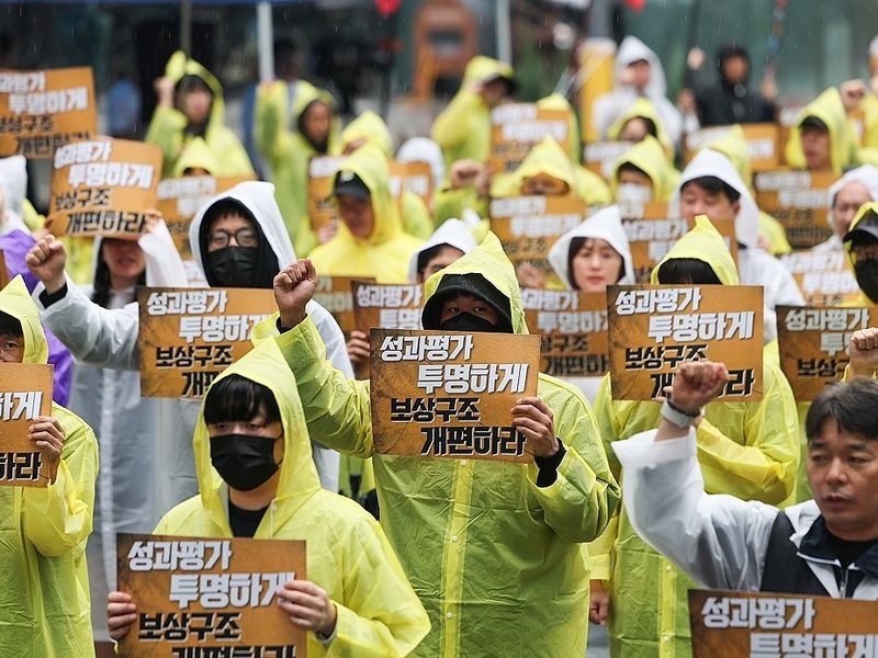 Kakao's labour, management engage in 2nd mediation talks as strike looms