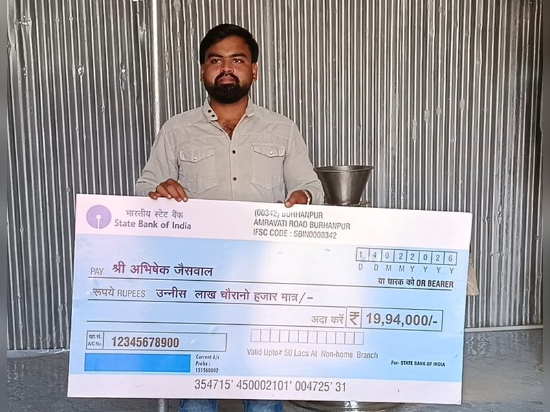 पीएमएफएमई योजना ने अभिषेक की जिंदगी बदली, अब गांव की महिलाओं को दे रहे रोजगार