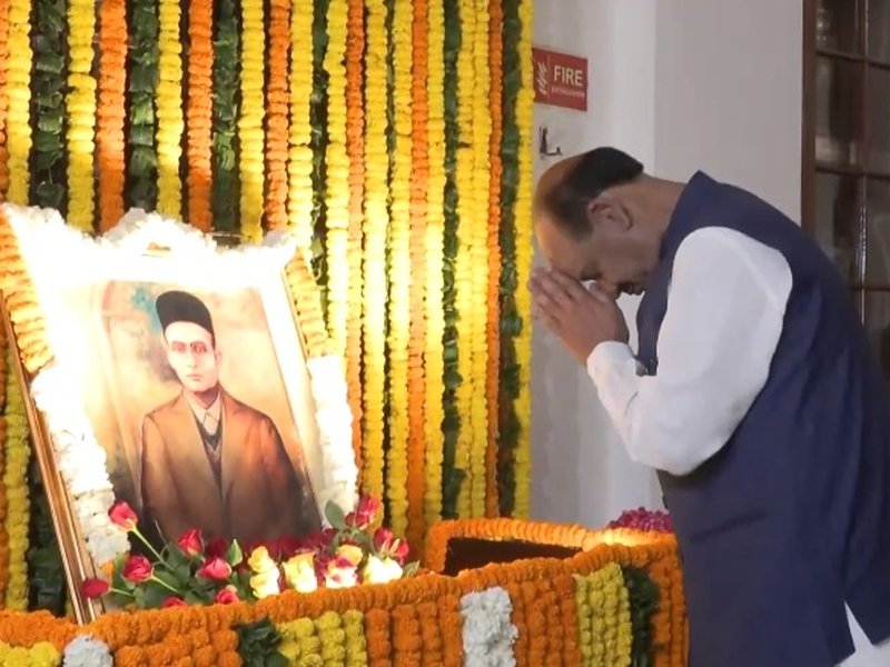 लोकसभा अध्यक्ष ने वीर सावरकर को पुष्पांजलि अर्पित की, बोले- युवाओं में देशभक्ति की जगाई अलख 