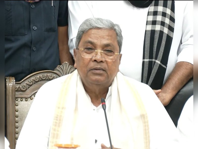 कर्नाटक का सियासी घमासान 'थमा', सिद्दारमैया ने दिया इस्तीफा, हाईकमान के निर्देश पर उठाया कदम