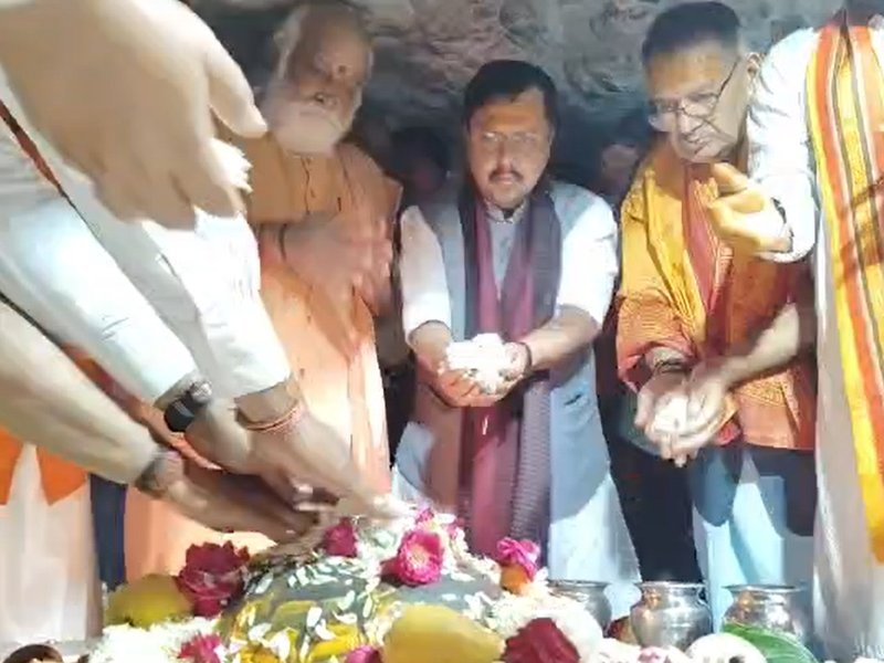 देहरादून: भाजपा के राष्ट्रीय अध्यक्ष नितिन नवीन ने टपकेश्वर महादेव मंदिर में किए दर्शन
