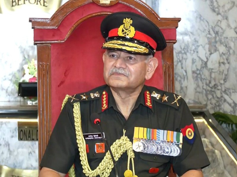 प्रत्येक सैनिक को ड्रोन उड़ाने में सक्षम होना चाहिए, कैडेटों को भविष्य के युद्धक्षेत्रों के लिए प्रशिक्षण दिया जा रहा: सेना प्रमुख
