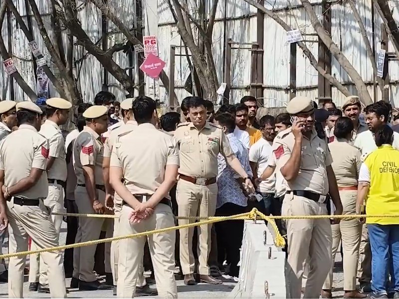 दिल्ली: इमारत गिरने के बाद एक्शन में दिल्ली सीएम, किया घटनास्थल का दौरा, कड़ी कार्रवाई के निर्देश