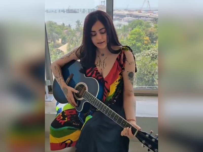 Adah Sharma drops a beautiful rendition of 'Woh Lamhe' with a guitar