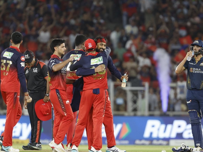 आईपीएल 2026 फाइनल: डार, भुवनेश्वर और हेजलवुड की शानदार गेंदबाजी, आरसीबी ने जीटी को 155 रन पर रोका 