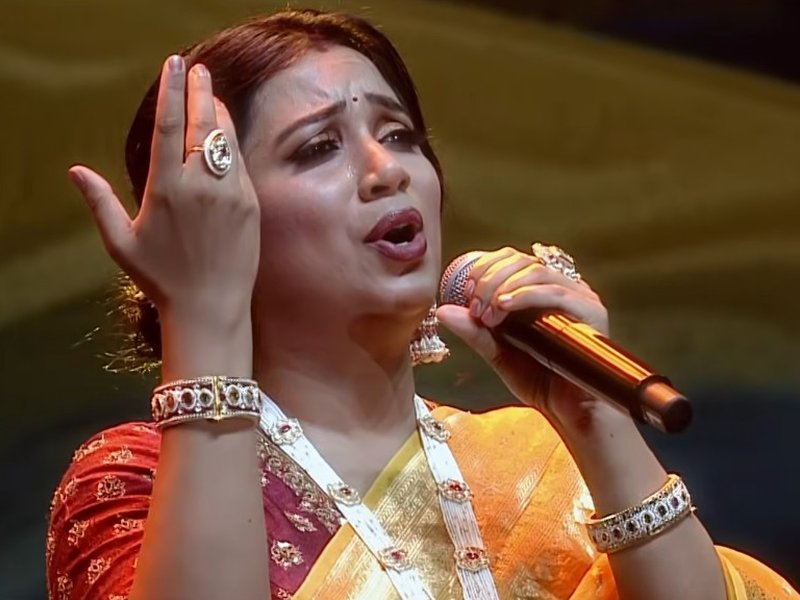 पिता के पसंदीदा भजन को आवाज देकर भावुक हुईं श्रेया घोषाल, बोलीं–'सिद्धा भजो' ने पुरानी यादों को ताजा किया