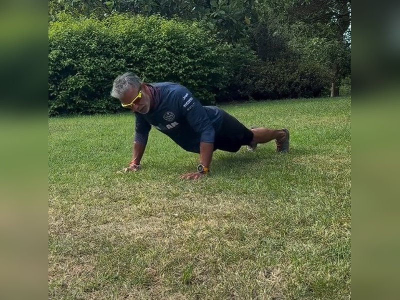 Milind Soman performs push-ups in London's amazing weather, says 'lost count after 50' 