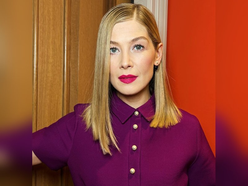 Rosamund Pike slams theatre attendee for texting during play