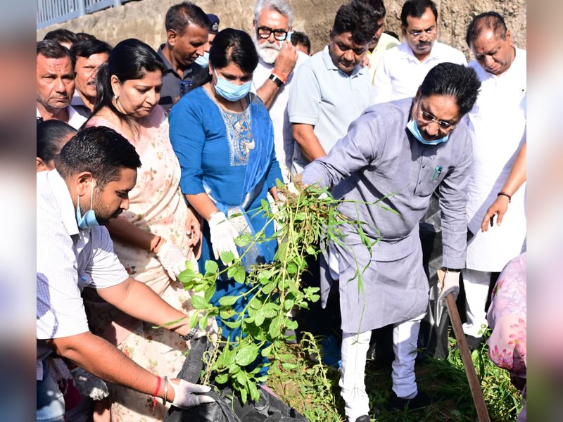 अहमदाबाद : साबरमती रिवरफ्रंट पर चला सफाई अभियान, मंत्री बोले- स्वच्छता में जनता की भागीदारी जरूरी