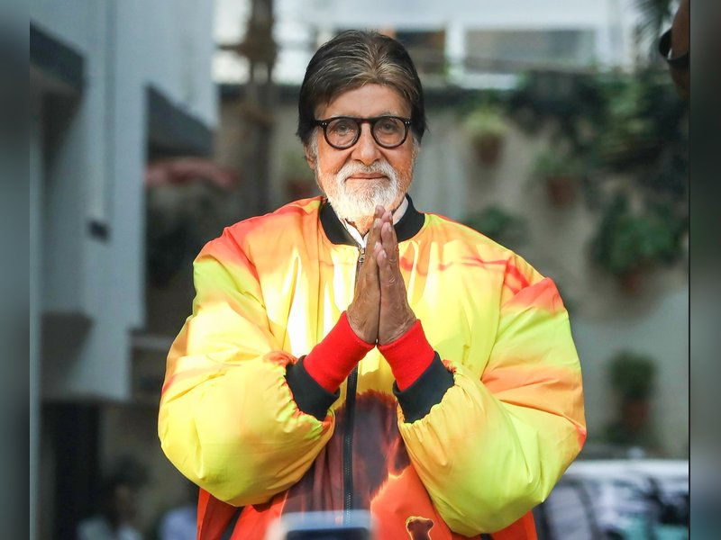 Amitabh Bachchan pens poetic tribute to fans gathering outside Jalsa every Sunday