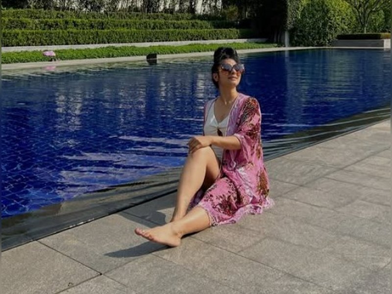 Tanishaa Mukerji takes a break from heat wave, indulges in some pool time