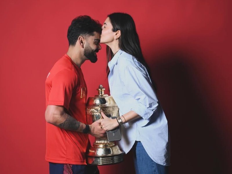 Anushka Sharma, Virat Kohli pay a visit to Premanand Maharaj after RCB’s season win