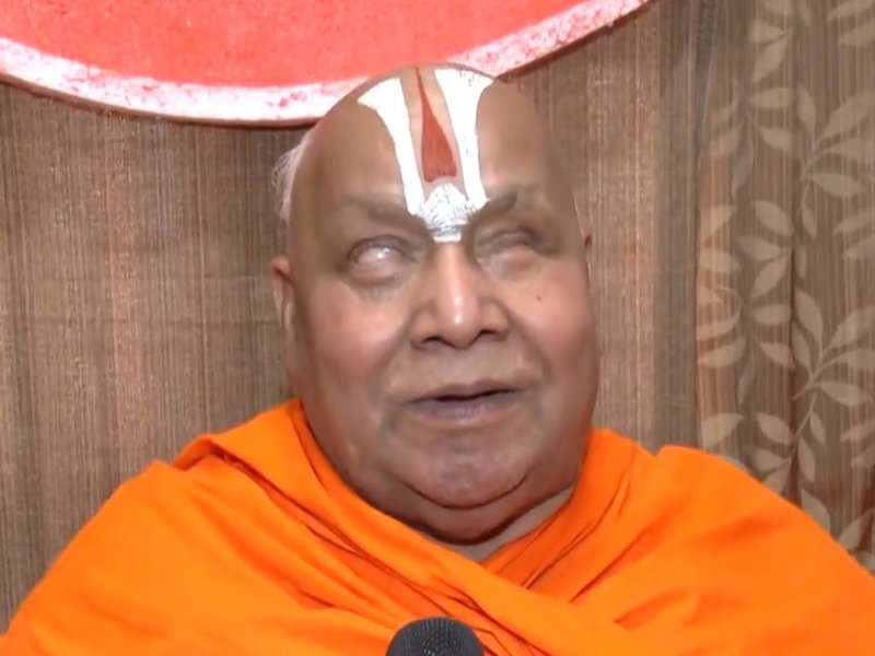 गाय विश्व माता है, मुख्यमंत्री योगी ने बिल्कुल ठीक कहा : जगद्गुरु रामभद्राचार्य
