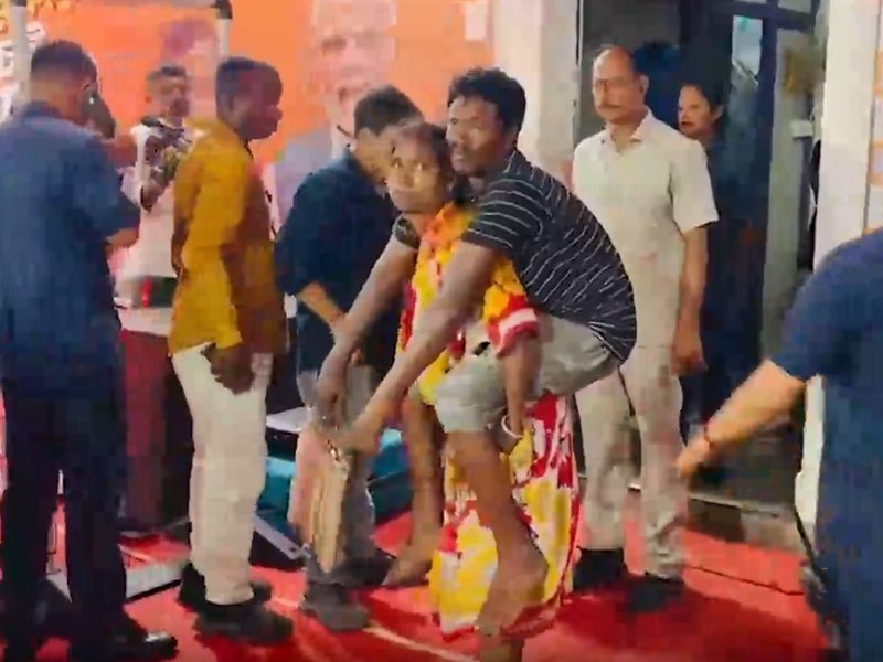 कोलकाता: पत्नी के कंधों पर बैठकर सीएम से मिलने पहुंचा दिव्यांग, सात दिन में मदद का मिला भरोसा