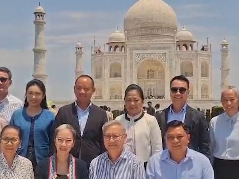 Laos Deputy PM Thongsavanh Phomvihane visits Taj Mahal 