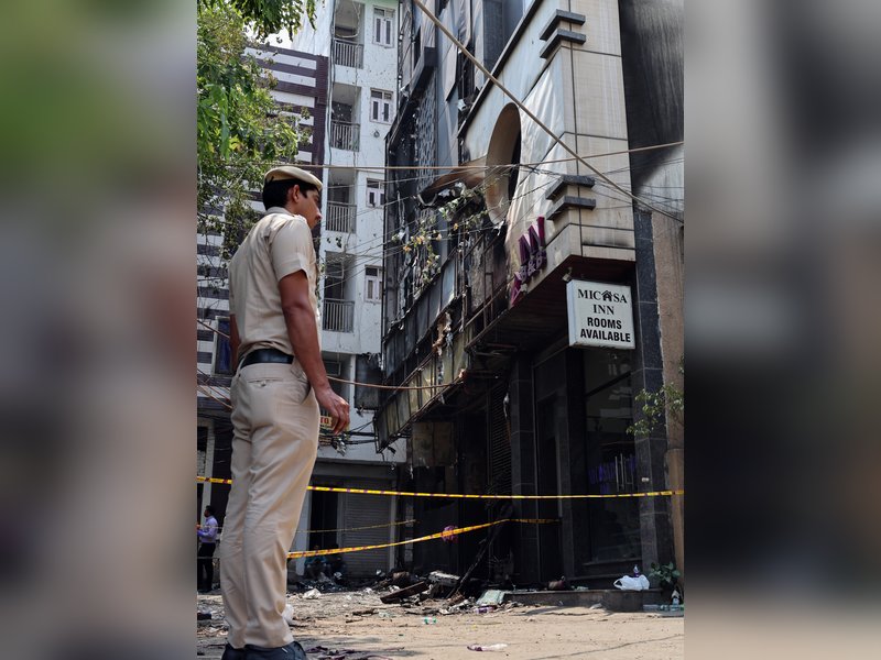 मालवीय नगर अग्निकांड: होटल मालिक की तलाश जारी, दिल्ली पुलिस ने छापेमारी की
