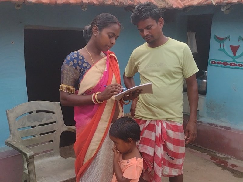 राष्ट्रीय ग्रामीण आजीविका मिशन ने बदली रेखा बेसरा की जिंदगी, मजदूरी छोड़ शुरू किया मुर्गी पालन का व्यवसाय