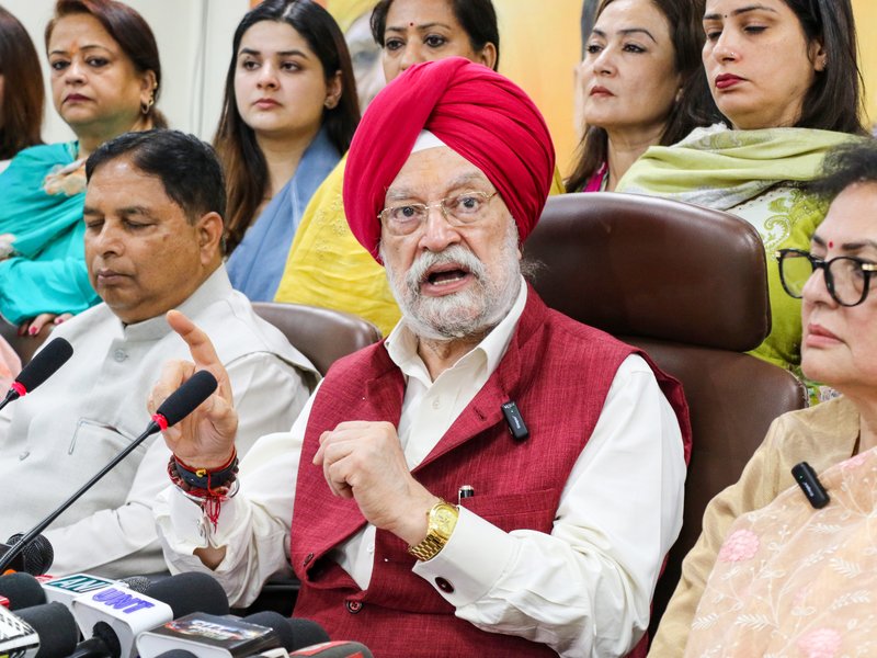 एथेनॉल संचालित वाहनों की तरफ एक प्रतिशत बदलाव से भारत करीब 195 करोड़ रुपए की कर सकता है बचत: हरदीप पुरी