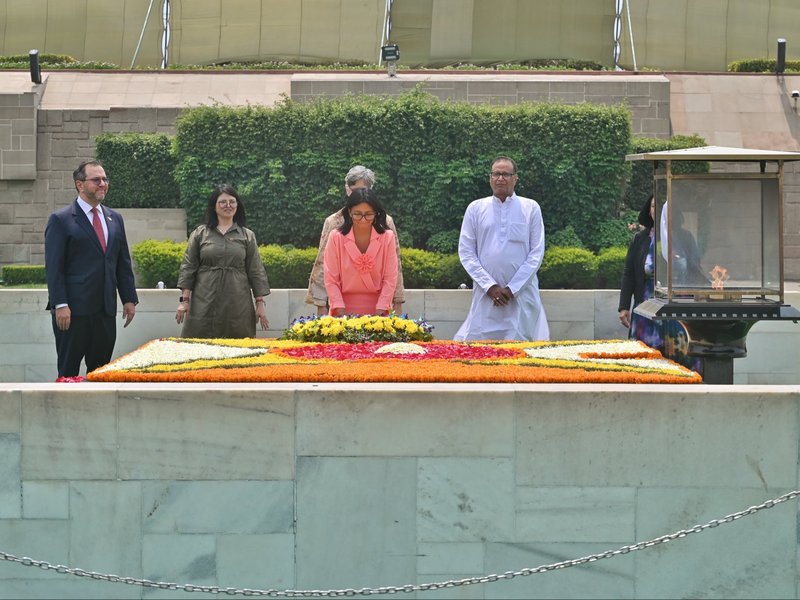 Venezuela's Acting President pays homage to Mahatma Gandhi at Rajghat
