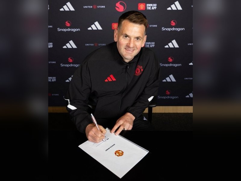 Veteran goalkeeper Tom Heaton signs one-year extension with Manchester United. Photo credit: Manchester United X