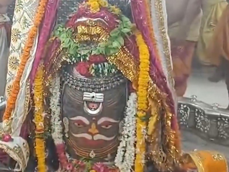 मस्तक पर चंद्रमा, त्रिपुंड और त्रिनेत्र से सुशोभित बाबा महाकाल, दर्शन को उमड़े श्रद्धालु