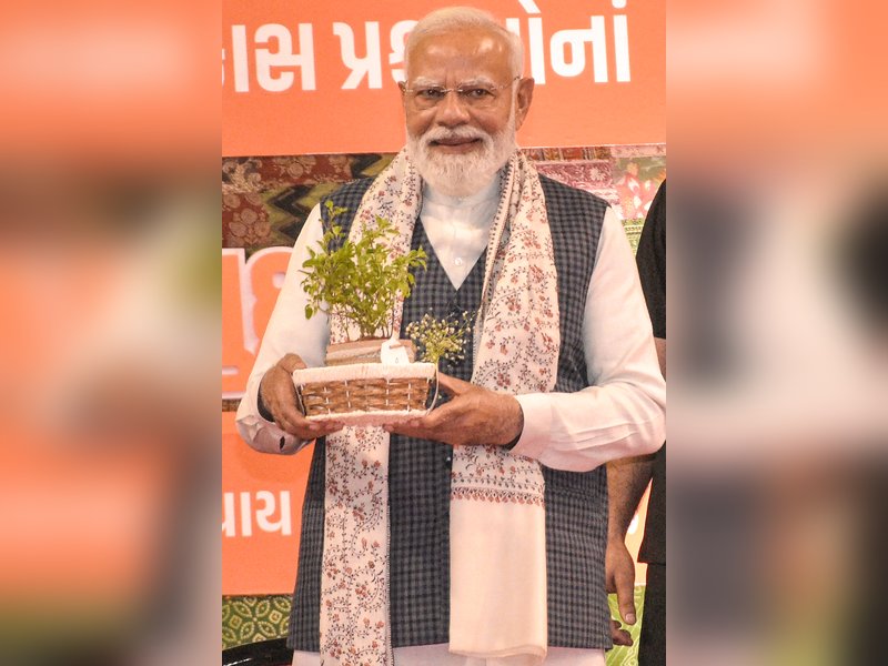 'सूरत के लोगों के बीच रहना बहुत अच्छा लगा', पीएम मोदी ने शेयर की तस्वीरें, दोहराया 'आत्मनिर्भर भारत' का संकल्प