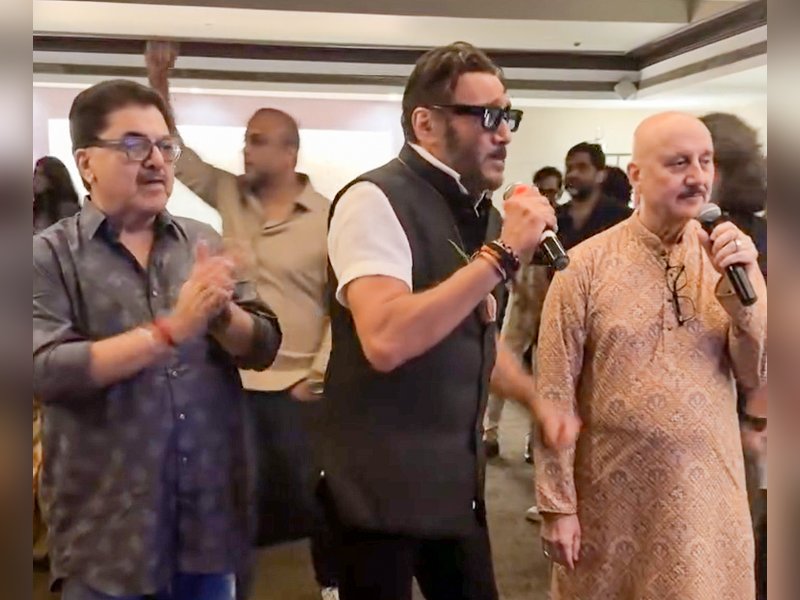 Rupali Ganguly, Jackie Shroff sing ‘Itna Na Mujhse Tu Pyaar Badha’ at Anupam Kher’s mother’s birthday celebration