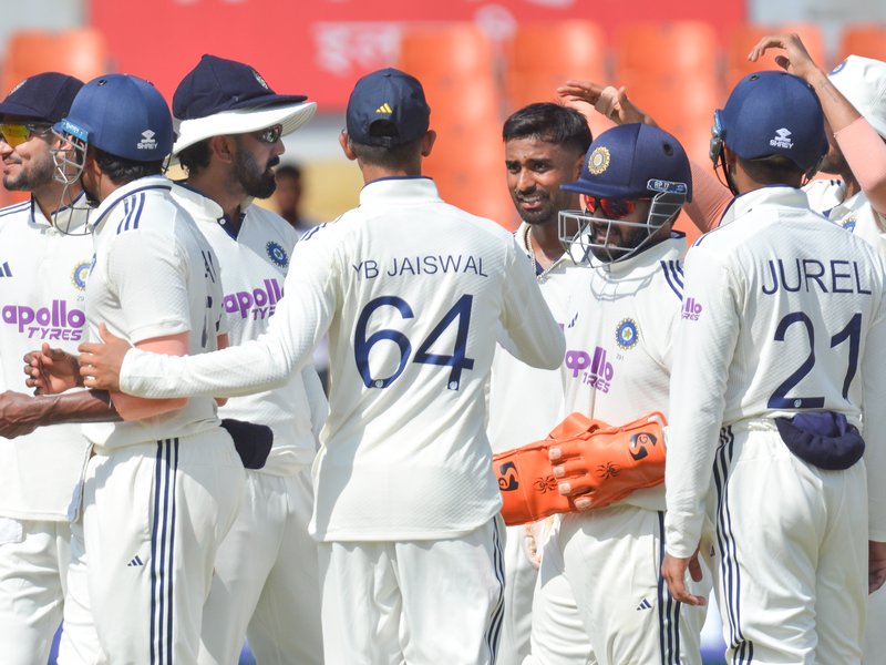 टेस्ट मैच: भारतीय बल्लेबाजों के बाद गेंदबाजों का दबदबा, अफगानिस्तान ने गंवाए 5 विकेट, मैच में टीम इंडिया की पकड़