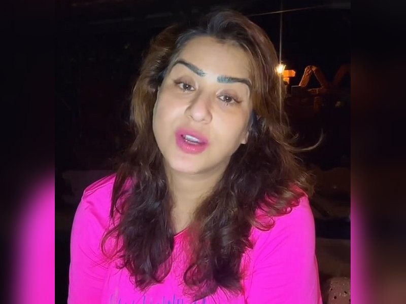Shilpa Shinde asks Hina Khan to support Khan Sir instead of writing lengthy English notes against her