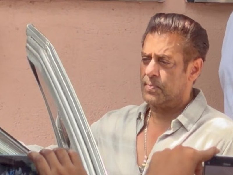 Salman Khan tears up at the funeral of his close friend