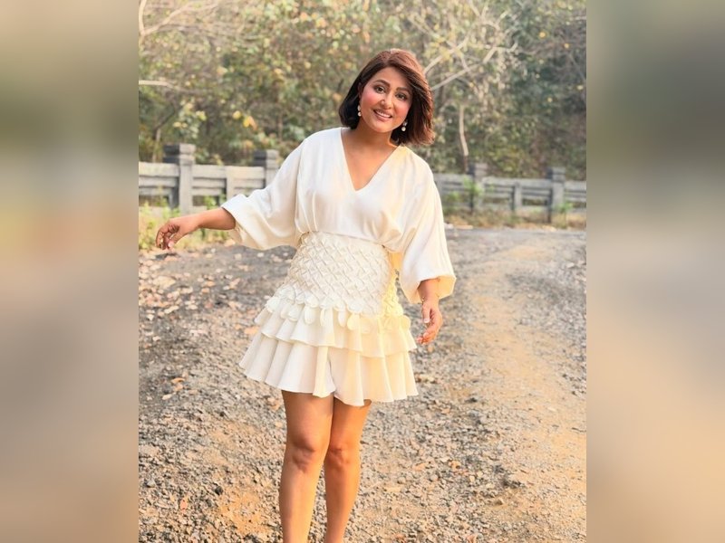 Hina Khan uses golden hour for photography after failing to find ‘anti-delulu pills’