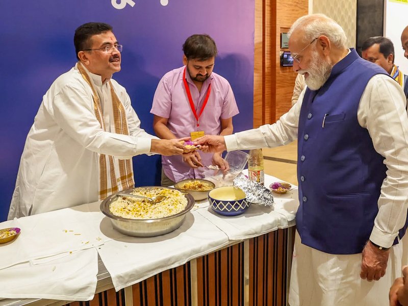 'ये वाला खिलाओ...', बंगाल के सीएम सुवेंदु ने प्रधानमंत्री मोदी को खिलाया झालमुड़ी